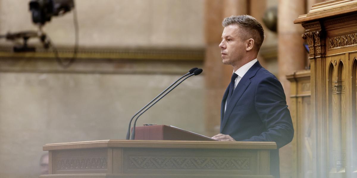A kormány tagjai a heti munkanapjaikból egy-két napot a parlamentben töltenek, ami sok hasznos időt vesz el a valódi kormányzástól.
