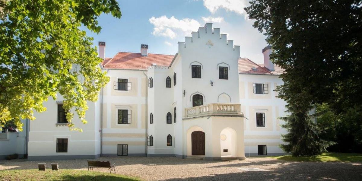 A Zsennyei Alkotóházhoz még egy őspark is tartozik, így a megmentéséért küzdők szerint az intézmény megmentése fontos környezetvédelmi kérdés is