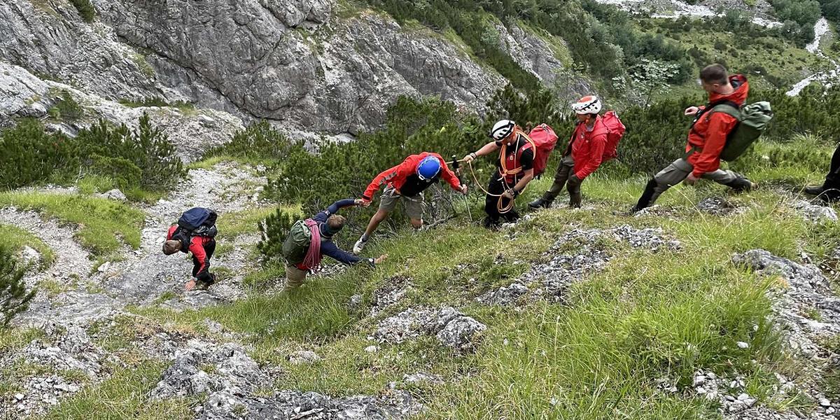 Az eltévedt fiatal a mentőcsapattal 