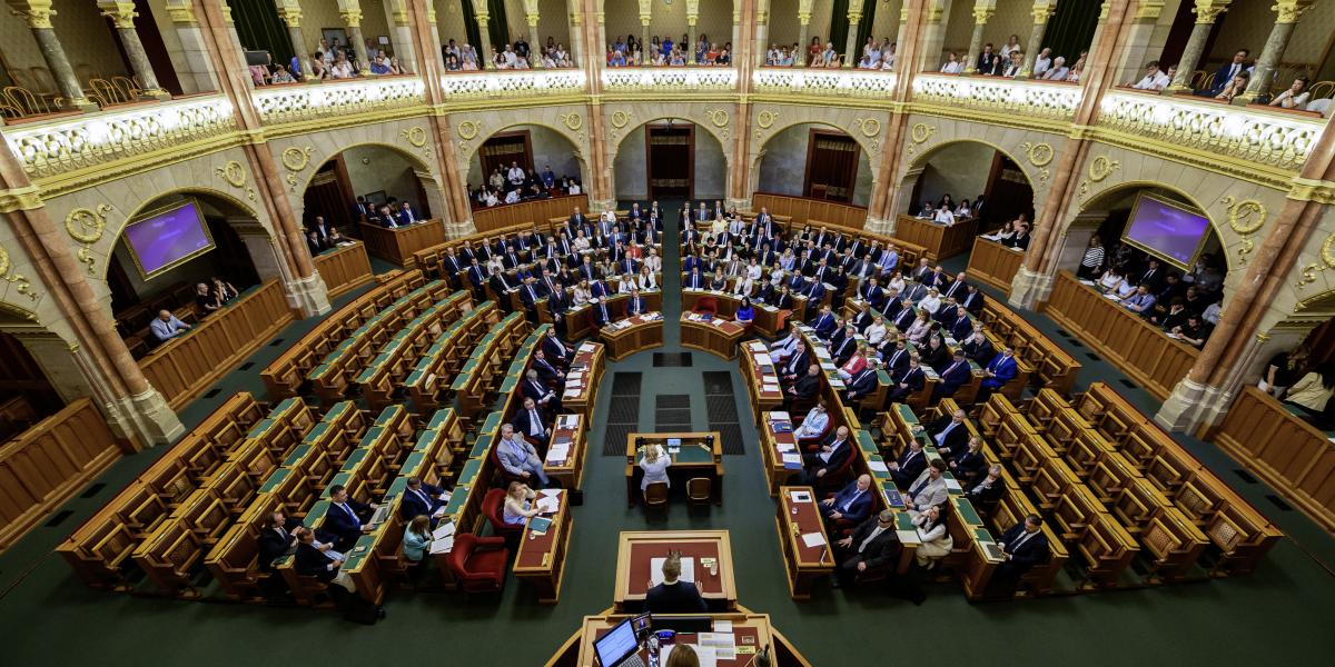 Üres padsorok az ellenzéki oldalon. Hétfőn nem vett részt a Fidesz az alkotmánymódosítás vitáján és szavazásán