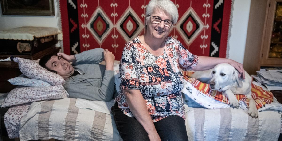 Schilling Magdolna otthonában ápolja fogyatékkal élő gyermekét, Ferit