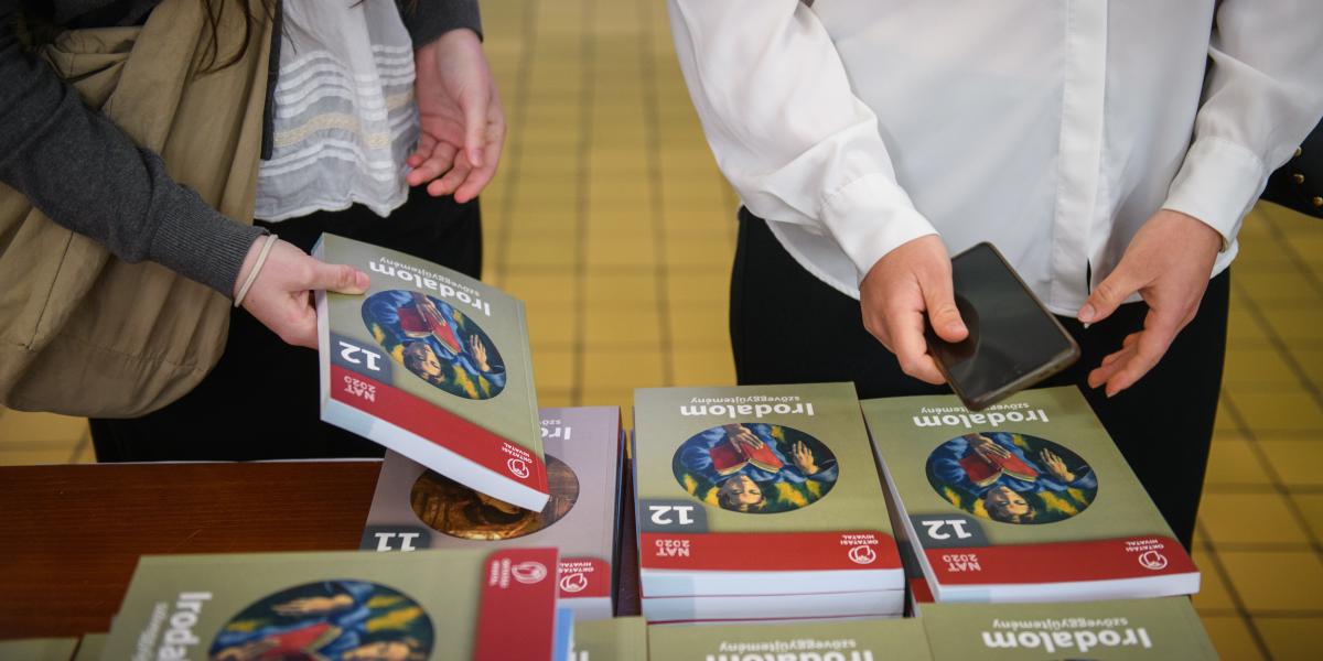 Irodalomórán olvasókat kellene nevelnünk, nem magológépeket - mondja Horváth Viktor