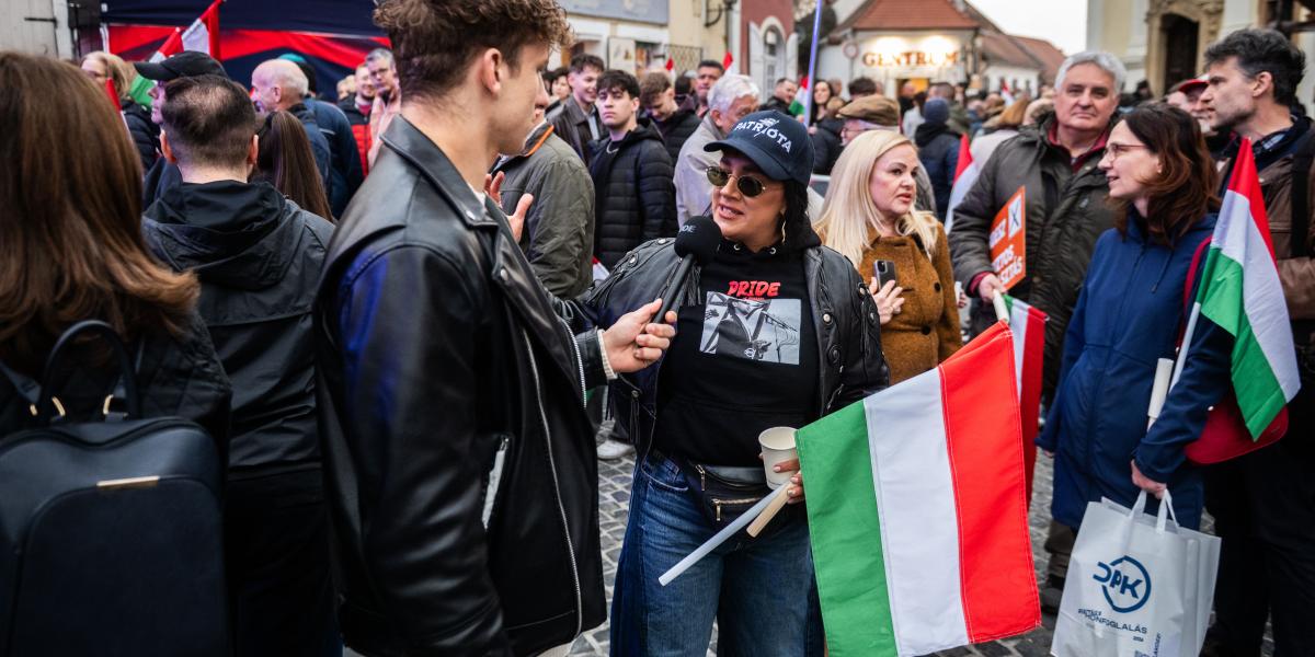 Tóth Gabi március 20-án még részt vett Orbán Viktor országjárásán, mára letett a politikáról: “Ha valamit megtanultam, az az, hogy én ezt soha többet nem fogom engedni, hogy belerángassanak se megfélemlítésből, se semmiből.” 