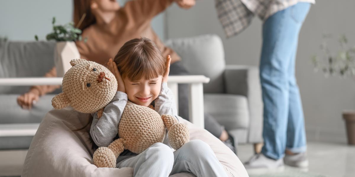 Bántalmazást jelent az is, ha a gyerek tanúja a szülei veszekedésének