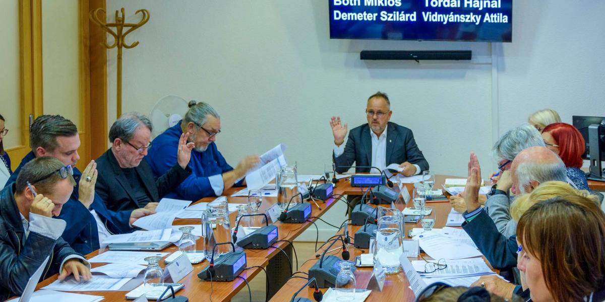 A Nemzeti Kulturális Alap Bizottságának ülése 2025 szeptember 25-én. A fotón középen Bús Balázs