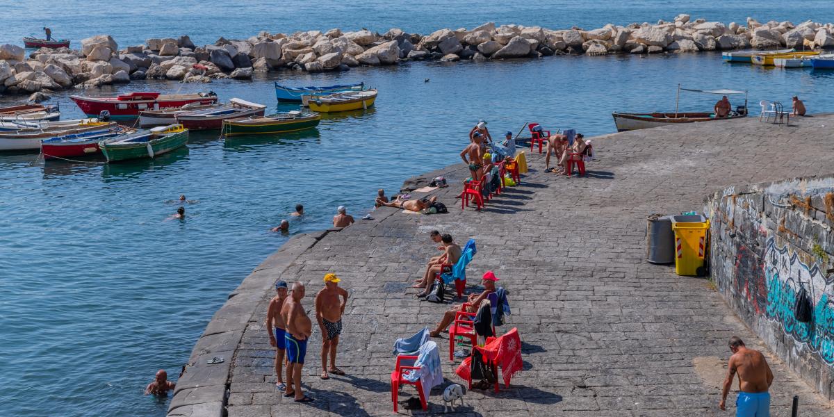 Strandolók Nápolyban. Képünk illusztráció. 