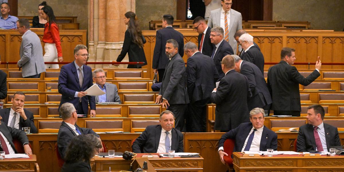 A Fidesz és a KDNP képviselõi kivonulnak a terembõl, miközben Hankó Balázs felszólal az Országgyûlés rendkívüli ülésén 2026. július 27-én