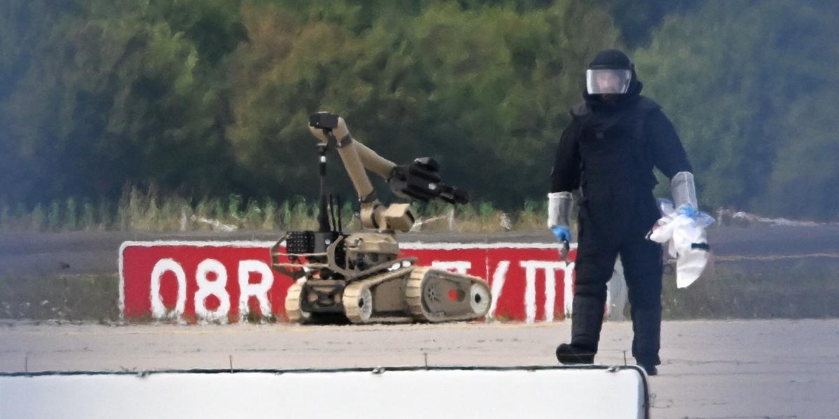 Egy igazságügyi technikus dolgozik egy bombahamisító robottal szerdán a lipcsei repülőtéren