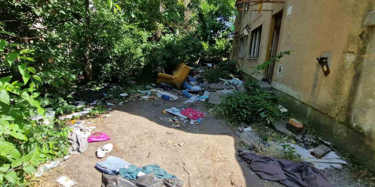 Az egykor MÁV-dolgozók által lakott házakban illegális lakásfoglalók, a környéken drogosok, éjszakánként randalírozók veszélyeztetik a közelben élők biztonságát