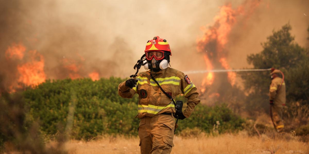 Görög tűzoltó Athéntől nyugatra augusztus 3-án 