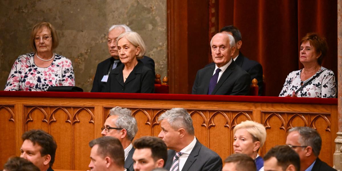 Baka András (jobbról a második) a parlamenti ülésterem páholyában