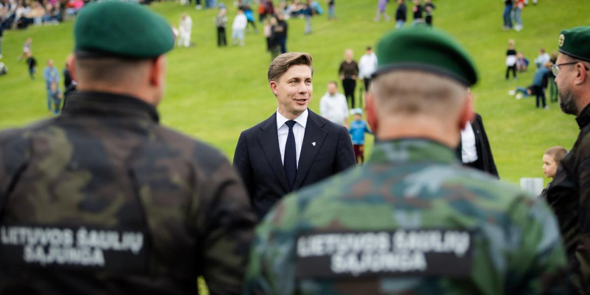 Mindaugas Sinkevičius litván miniszterelnök kijelentette, hogy az ország közvetlen katonai fenyegetettsége nem növekedett drámai mértékben, de a kritikus energetikai és kommunikációs létesítmények védelmét a legmagasabb szintű katonai biztosítás alá helye