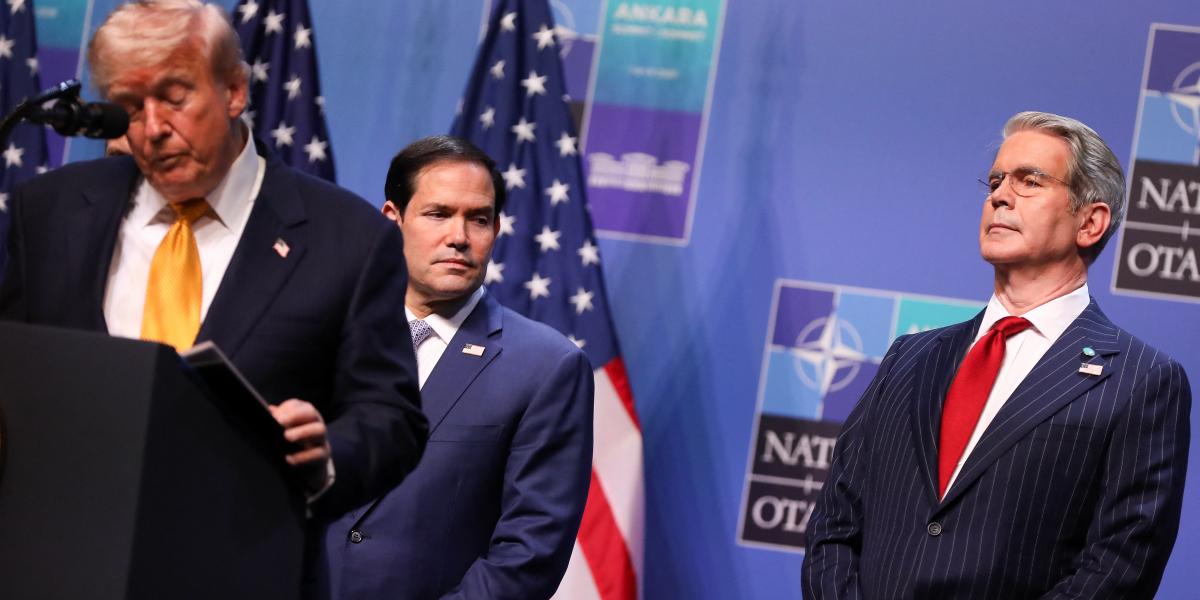 Donald Trump amerikai elnök Marco Rubio külügy-, valamint Scott Bessent pénzügyminiszter társaságában