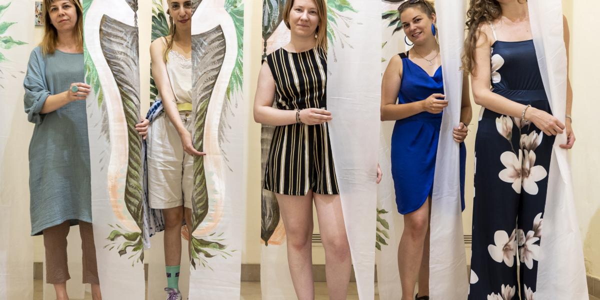 A FŰZ art group öt tagja: Palman Zsuzsi, Wirth Abigail, Juhász Kinga, Czinder Fanni és Tóth Annamária Rita