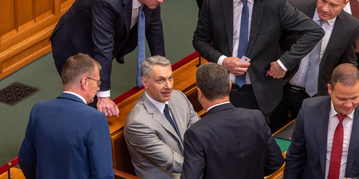 Ritka pillanatok: Lázár János a munkahelyén