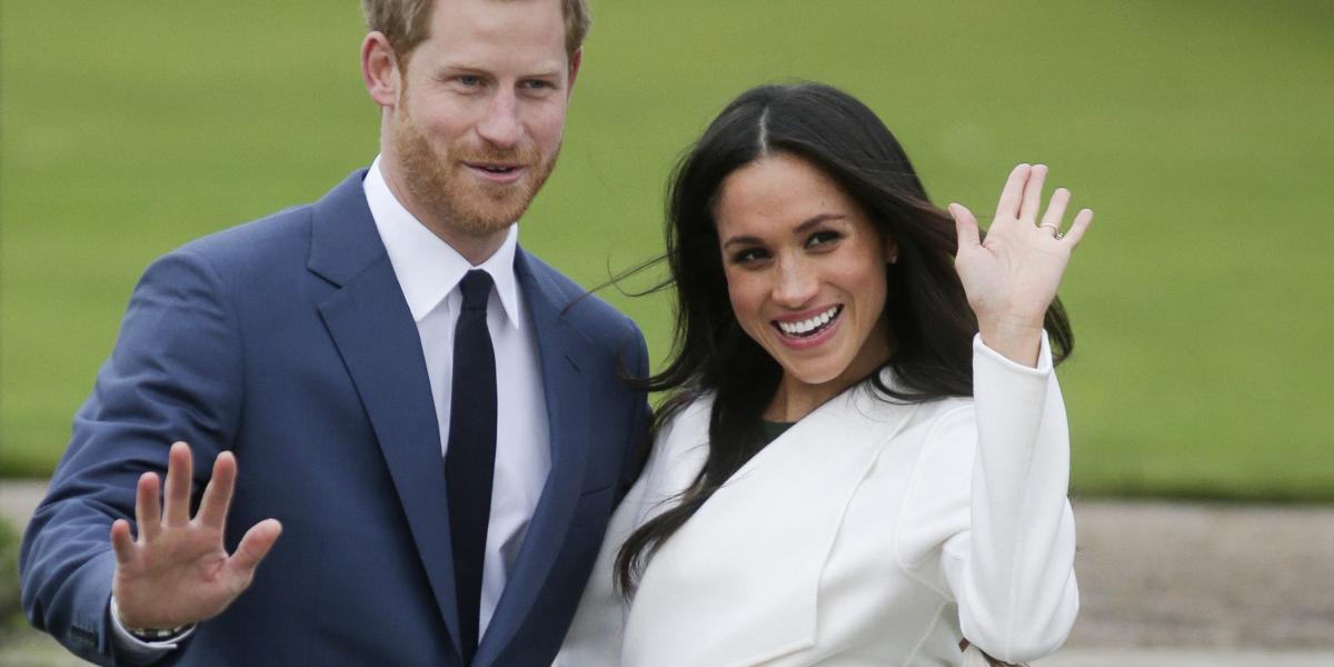 Harry és Meghan az eljegyzésük bejelentésekor a Kensington-palota egyik kertjében. Visszatérnek