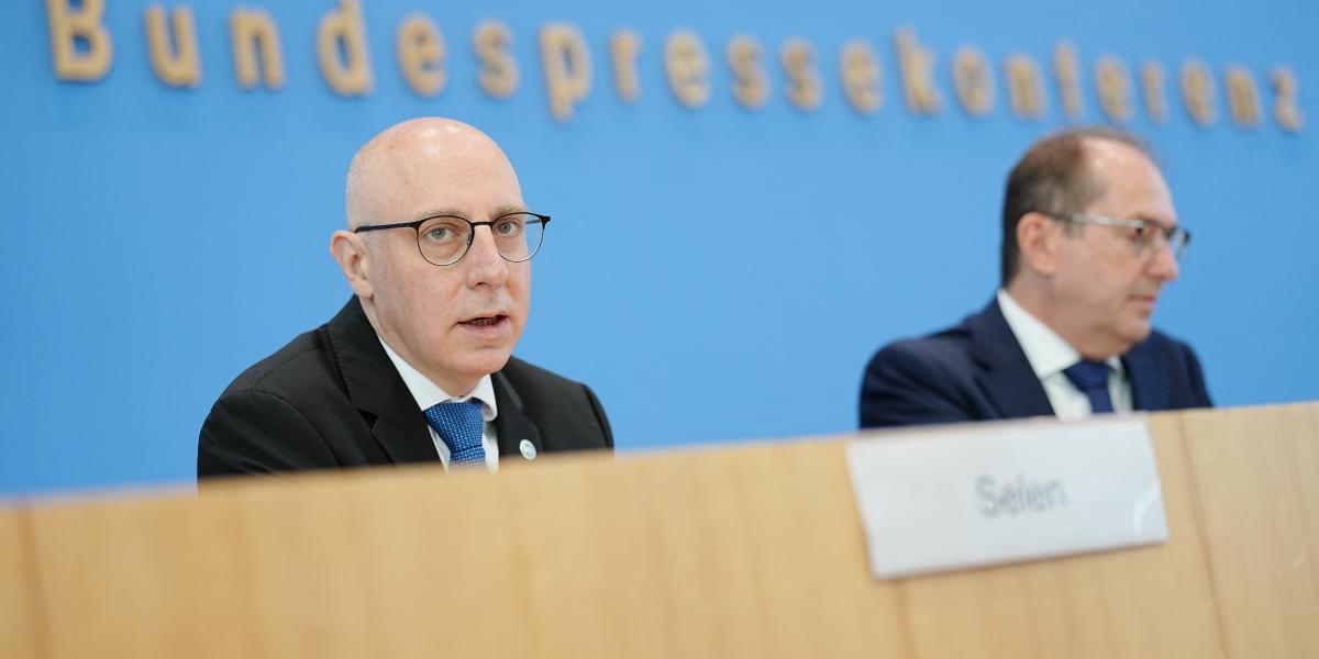 Sinan Selen (balra) 2026. június 30-án egy Alexander Dobrindt szövetségi belügyminiszterrel folytatott tárgyalás után