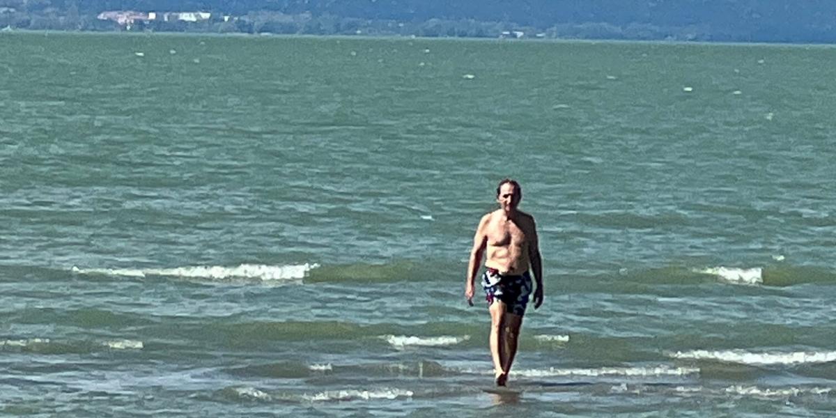 A szerző a Balatonon idén nyáron egész jól megtanult vízen járni. Jövőre talán megpróbálkozik Elba szigetével is...