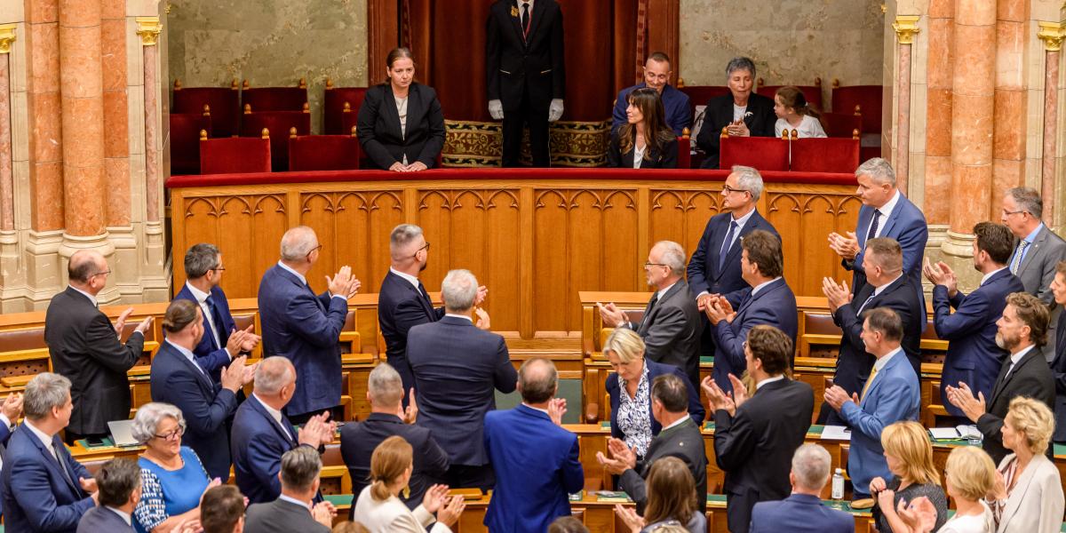 Unger Anna (balra) megválasztása a T. Házban. Mellette Tasnády Katalin elnökhelyettes