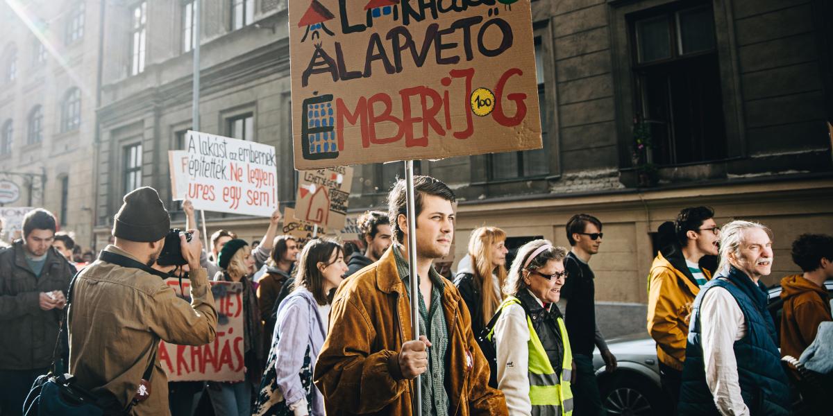 A lakhatás jogáért tüntetnek civilek A város mindenki egyesület által szervezett Lakásmeneten