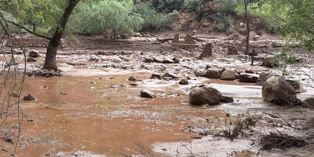 Egy, a Bright Angel Creek felett átívelő gyaloghíd maradványai a villámárvíz után a Grand Canyon Nemzeti Park által augusztus 30-án közzétett képen