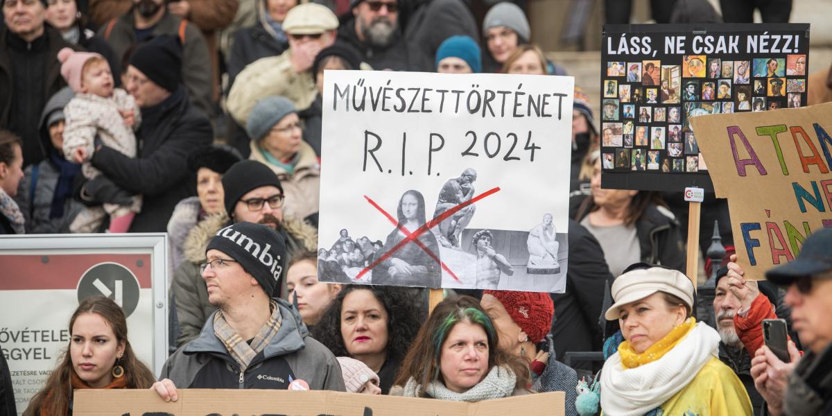 2023. decemberében a Szépművészeti Múzeum előtt demonstráltak azok, akik fontosnak tartják a művészettörténet oktatását