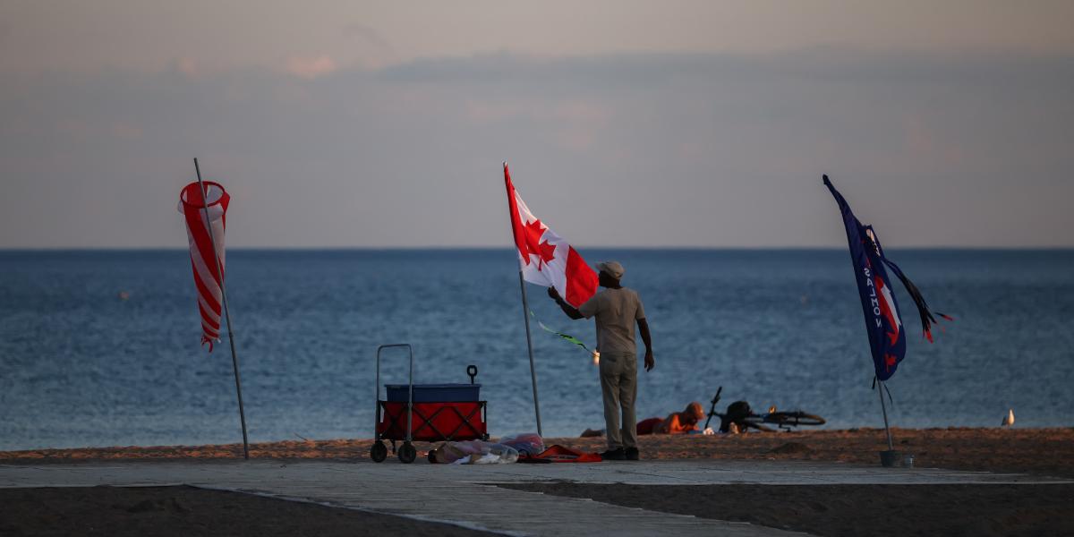 Kanadai zászló az Ontario-tó partján 2026. augusztus 27-én
