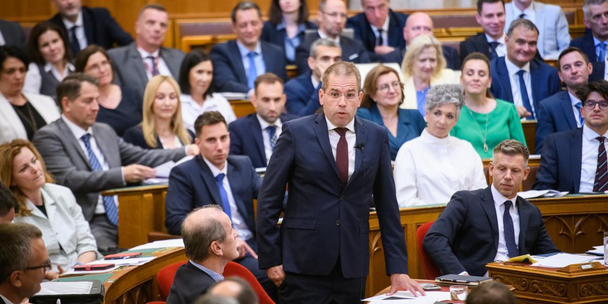 Ruff Bálint Miniszterelnökséget vezető miniszterhez került a Nemzeti Információs Központ és a Védelmi Igazgatási Hivatal