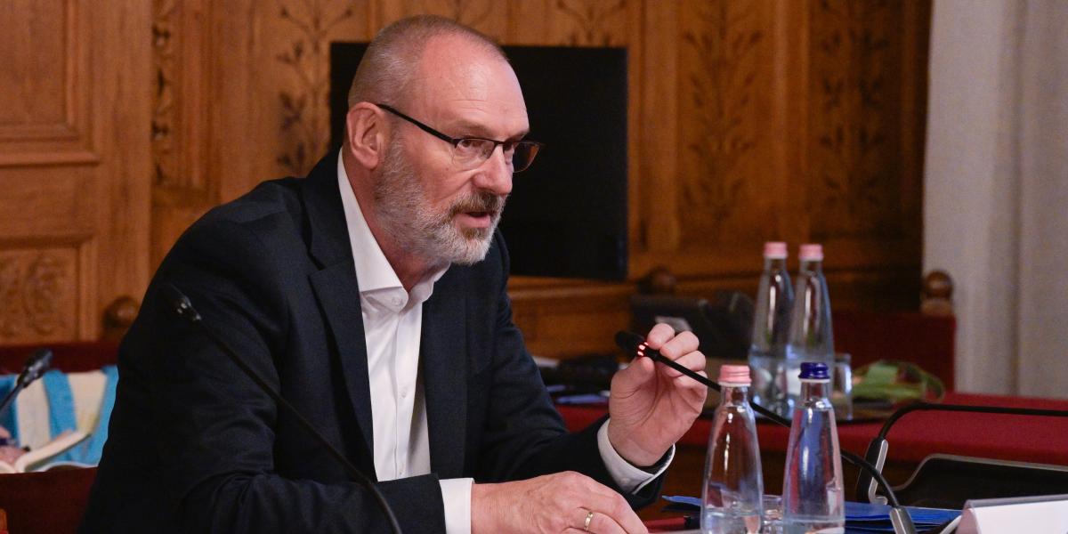 Zsigó Róbert, a kegyelmi botrány felelőseit feltáró vizsgálóbizottság fideszes alelnöke a testület alakuló ülésén 2026. szeptember 2-án