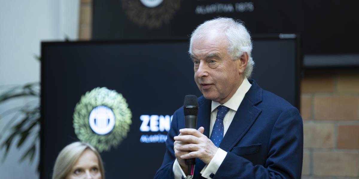 Schiff András a díszdoktori oklevelének átadását követõ sajtótájékoztatón a Liszt Ferenc Zenemûvészeti Egyetemen 