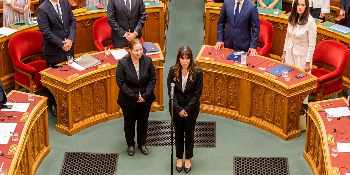 Tasnády Katalin elnökhelyettes. Mögötte az elnök: Unger Anna