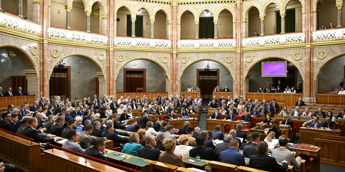 Még szerdára virradóra is vitáztak a képviselők 