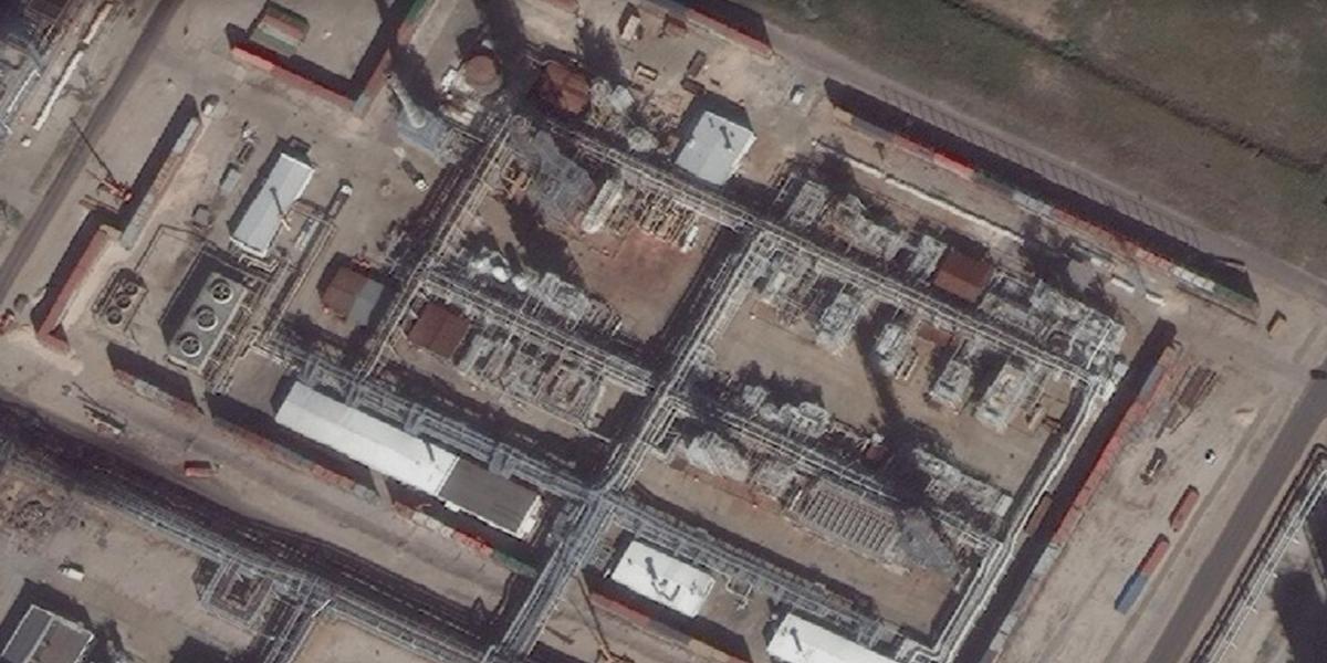 A novosahtyinszki finomító berendezései köré konténerfalakat emeltek az ukrán dróntámadások elleni védekezésül.