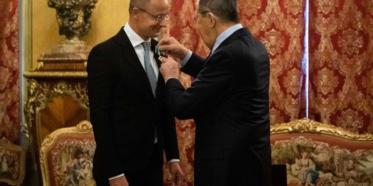 Lavrov kitünteti Szijjártót. Vajon melyik hont védelmezte a magyar külügyminiszter?