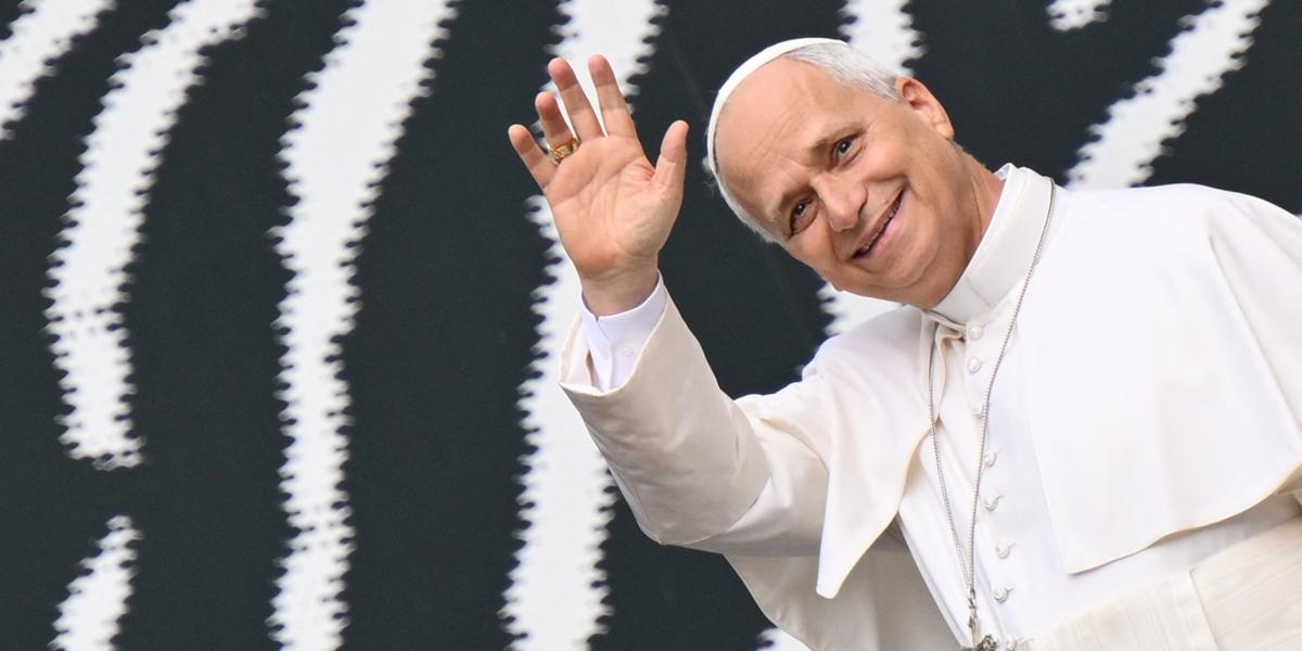 XIV. Leo pápa 2026. szeptember 14-én a Vatikáni Apostoli Könyvtár Katasztrófa és csoda című kiállításán