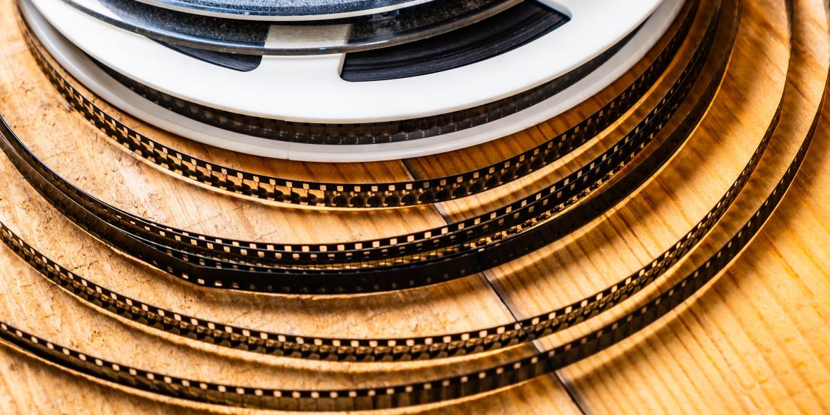 Keleti szomszédaink filmművészete a világ többi pontján ismertebb, mint otthon, mert százalékban valóban nagyon kevesen nézték ezeket a műveket Romániában, részben a katasztrofális állapotban lévő mozihálózatnak is köszönhetően