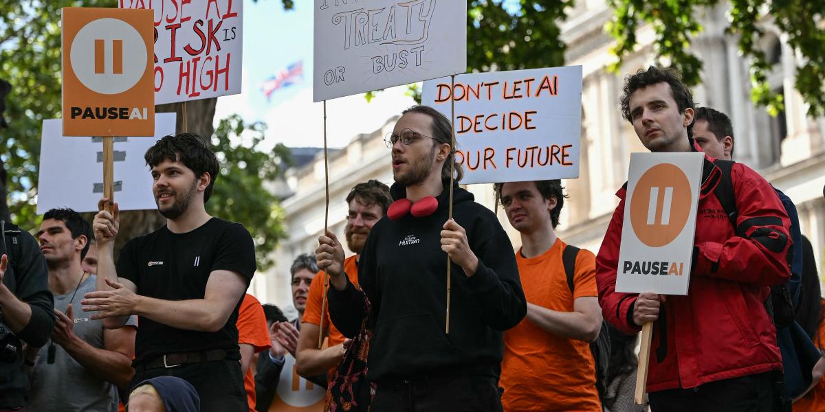 A napokban az AI ellen tüntettek az Egyesült Királyságban: "Ne hagyjuk, hogy a mesterséges intelligencia döntsön a jövőnkről", szerepel az egyik transzparensen
