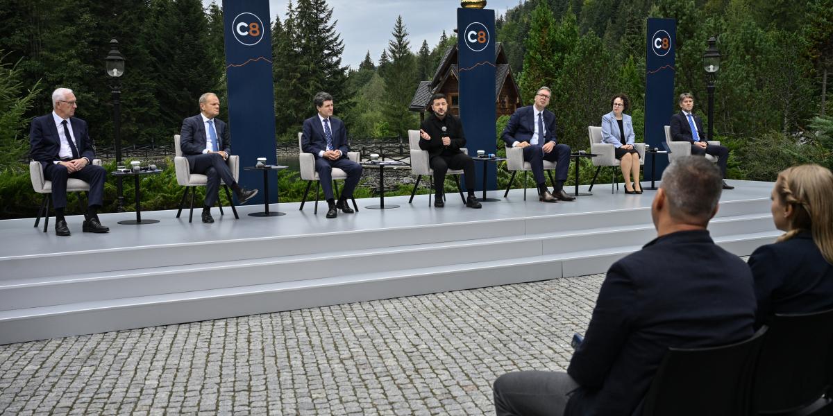 „Egységes Európát akarunk, erős regionális politikával" – hangsúlyozta nyitóbeszédében Volodimir Zelenszkij ukrán elnök