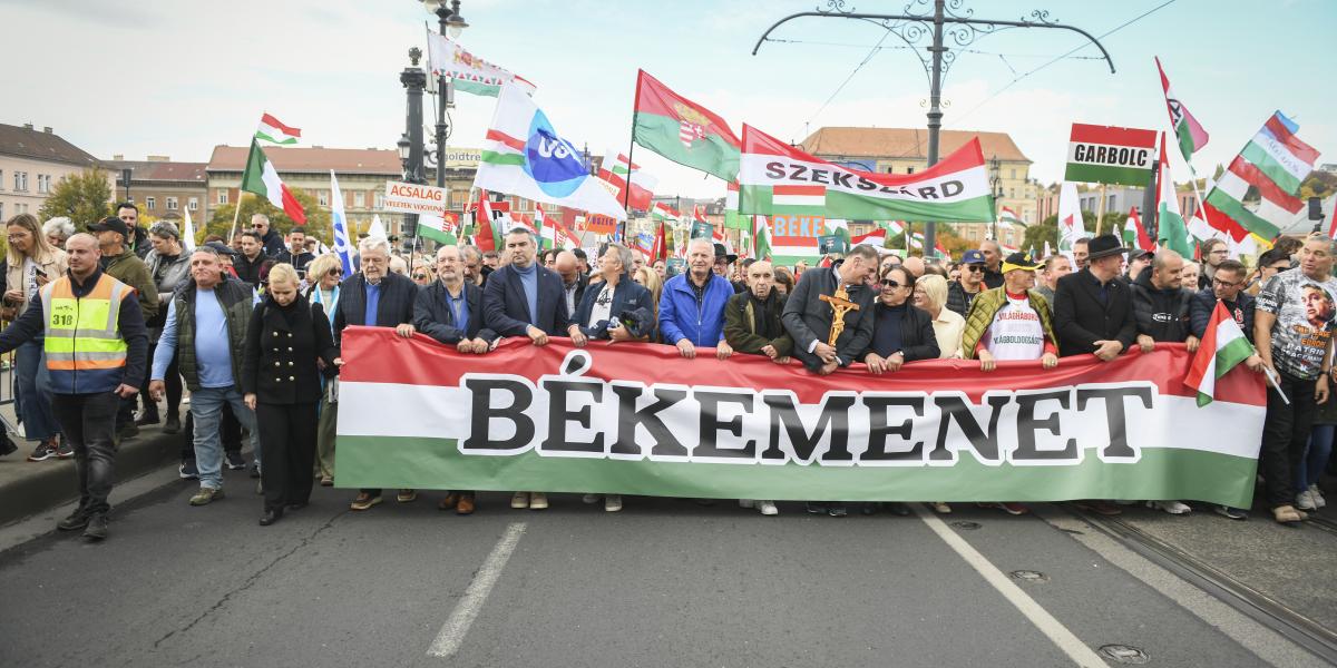  A Civil Összefogás Fórum tagjai az első sorban a molinót tartva, a Békemeneten 2025. október 23-án