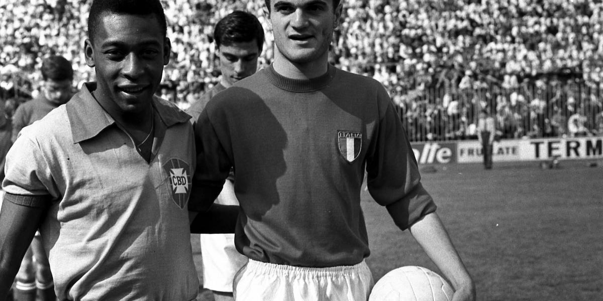 Sandro Mazzola (jobbra) Pelé társaságában