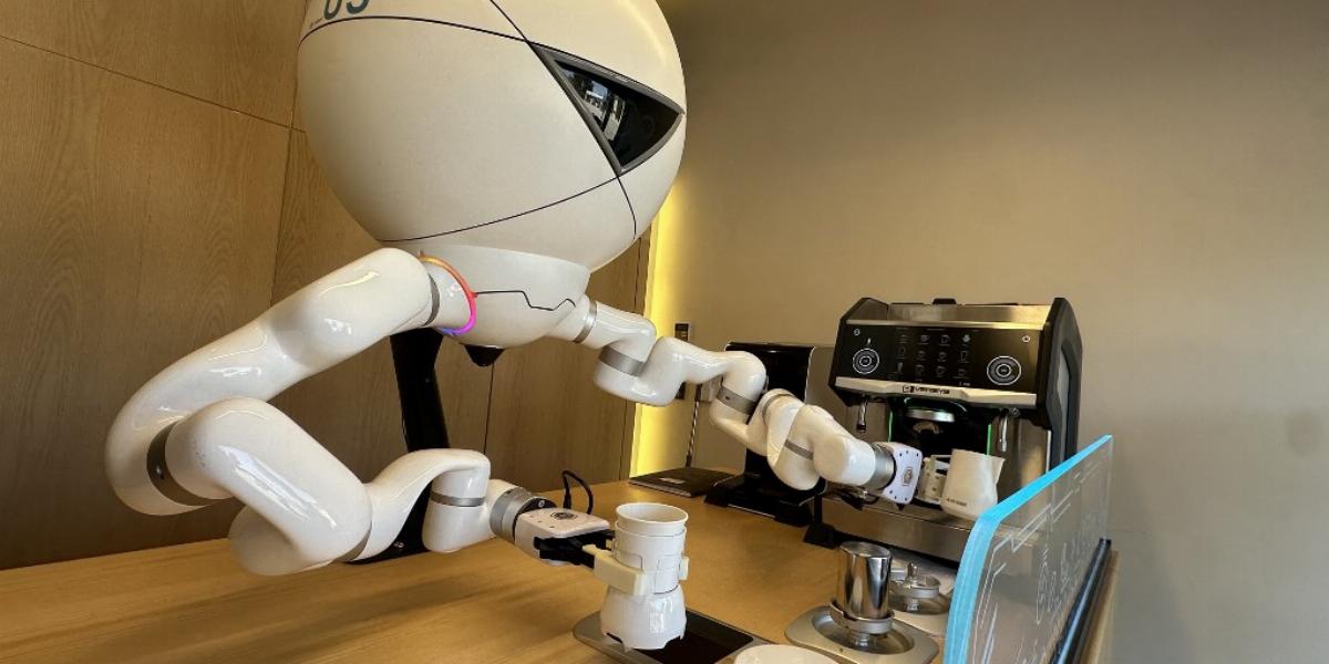 Robot készíti a kávét egy kávézóban