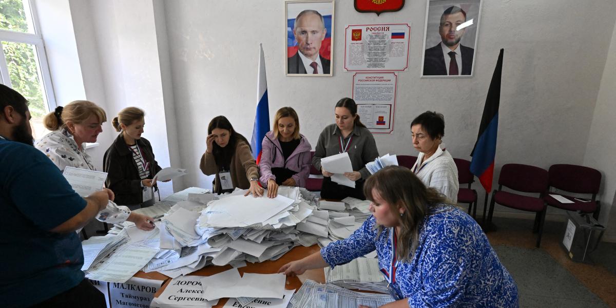 Egy helyi választási bizottság tagjai szavazatokat számlálnak az orosz parlamenti választáson 2026. szeptember 20-án