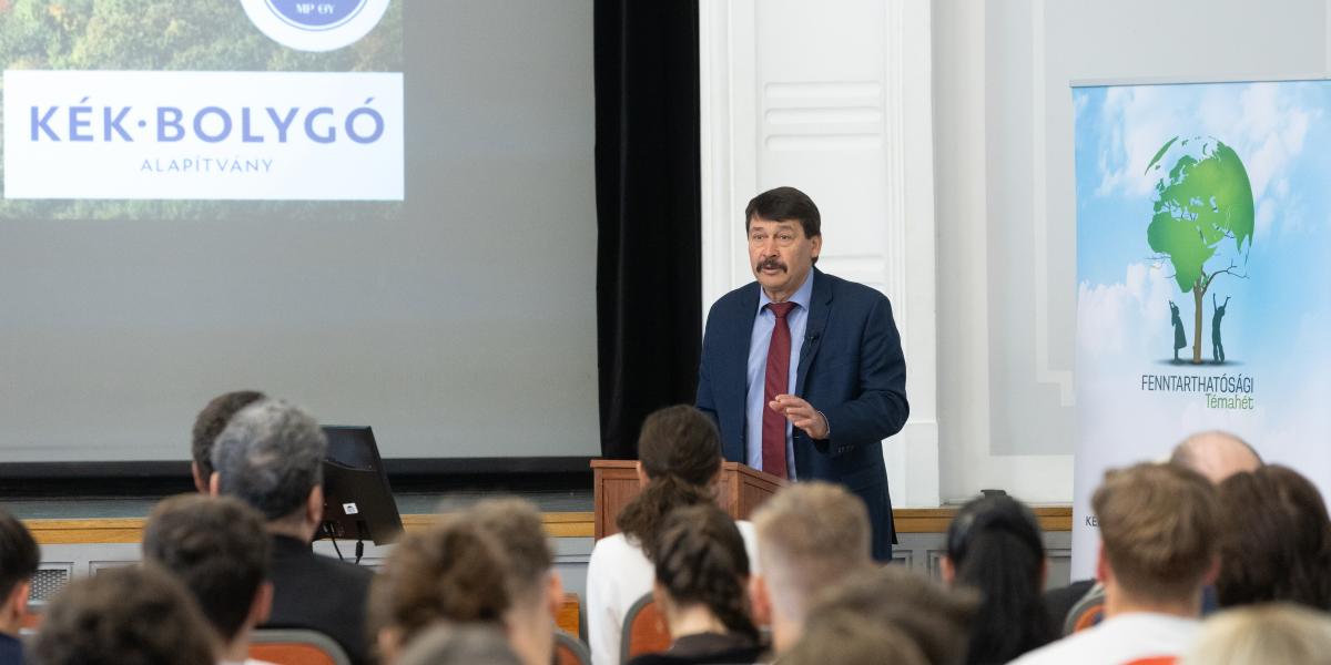 Áder János volt köztársasági elnök, a Kék Bolygó Klímavédelmi Alapítvány kuratóriumi elnöke 2026. április 2-án