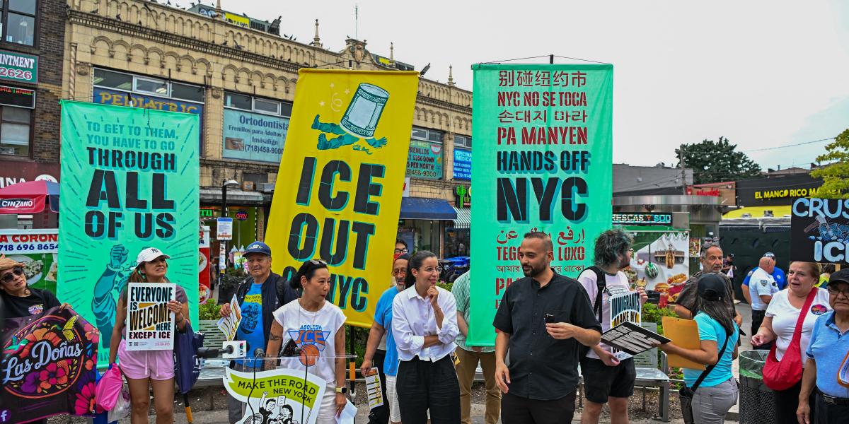 Diákok, aktivisták és helyi politikusok tüntettek augusztus 10-én New York jelentős bevándorlói népességű Corona negyedében a környéken embereket letartóztató ICE-ügynökök jelenléte ellen