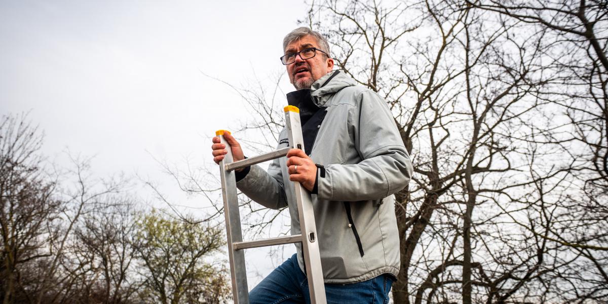 Hadházy Ákos a hatvanpusztai Orbán-birtok előtt tartott tüntetésen 2025. november 29-én