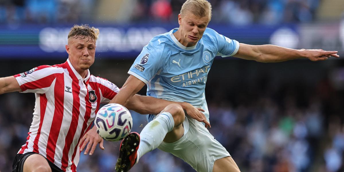 A Manchester City játékosa, Erling Haaland tartja távol magától a Sunderland játékosát, Daniel Ballardot a két csapat Premier League-mérkőzésén az Etihad Stadionban 2026. szeptember 20