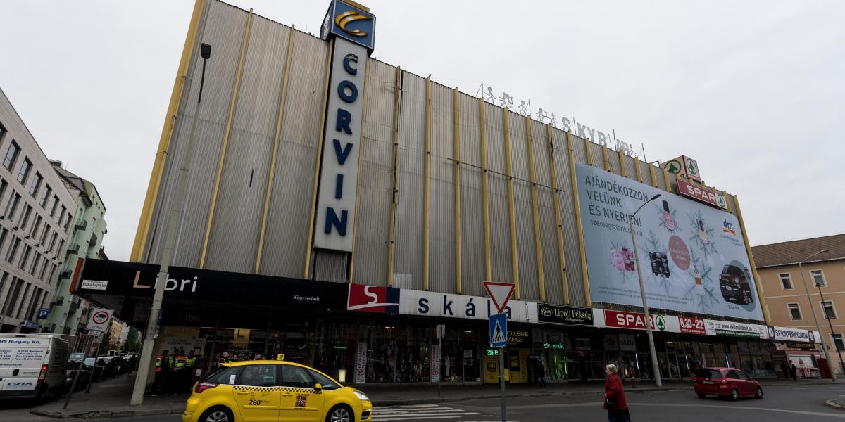Megszoktuk. Akad, aki szerint Corvin Áruház fémburkolata is egy „szerethető pléhdoboz” volt.