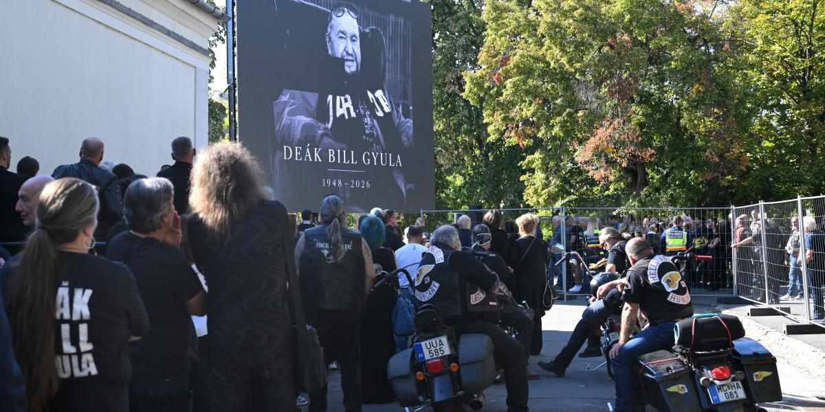 Megemlékezők Deák Bill Gyula énekes, előadóművész temetési szertartásán az Új Köztemetőben 2026. október 30-án