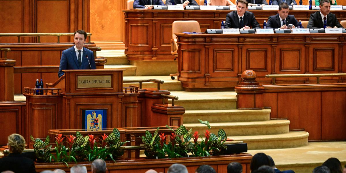 Siegfried Mureșan miniszterelnök-jelölt beszédet mond a román parlament képviselői előtt a bukaresti törvényhozás épületében tartott szavazás előtt, 2026. szeptember 30-án