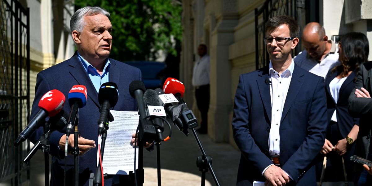 Sajtótájékoztató a székház előtt. Azért ott, mert a szerverekhez július óta nem férnek hozzá